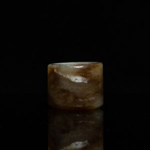 Een Chinese boogschuttersring in gevlekte celadon jade, Ming — foto 6