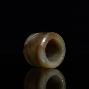 Een Chinese boogschuttersring in gevlekte celadon jade, Ming — foto 9