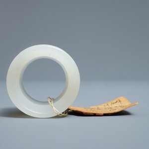 Een Chinese boogschuttersring in witte jade, Qing — foto 4