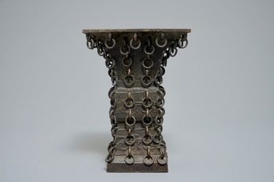 Een Chinese bronzen archaïsche fanggu vaas met ringen, Ming