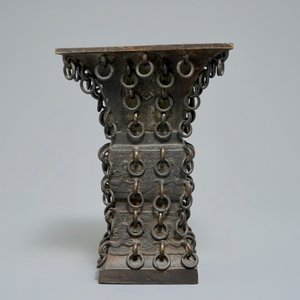 Een Chinese bronzen archaïsche fanggu vaas met ringen, Ming — foto 4