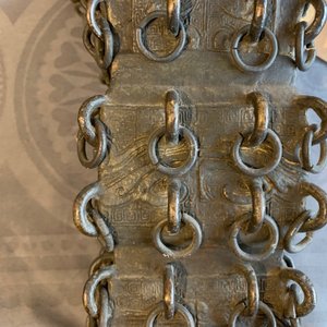 Een Chinese bronzen archaïsche fanggu vaas met ringen, Ming — foto 10
