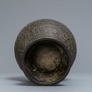 Een Chinese bronzen archaïsche 'hu' vaas, Ming — foto 5