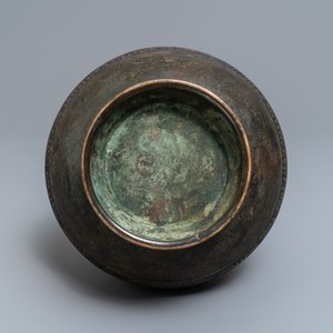 Een Chinese bronzen archaïsche 'hu' vaas, Ming — foto 6