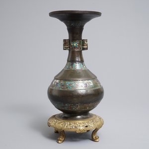 Een Chinese bronzen champlevé email vaas, 17/18e eeuw — foto 1