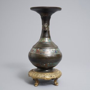 Een Chinese bronzen champlevé email vaas, 17/18e eeuw — foto 2