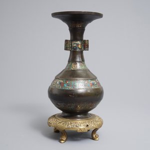 Een Chinese bronzen champlevé email vaas, 17/18e eeuw — foto 3