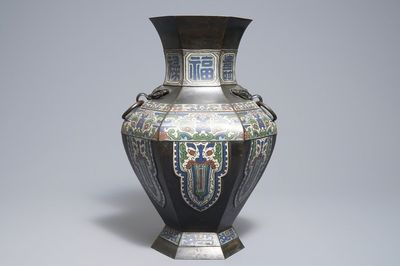 Een Chinese bronzen champlevé email vaas in archaïsche stijl, 19e eeuw