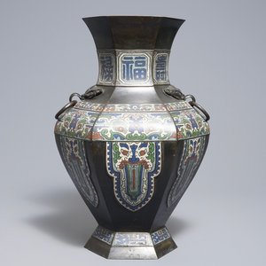 Een Chinese bronzen champlevé email vaas in archaïsche stijl, 19e eeuw — foto 1