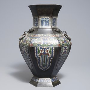 Een Chinese bronzen champlevé email vaas in archaïsche stijl, 19e eeuw — foto 3