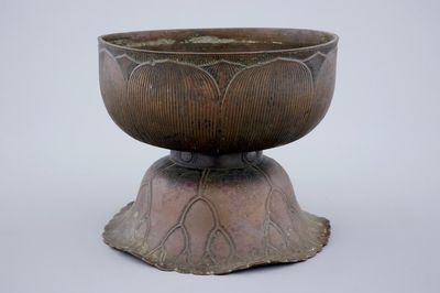 Een Chinese bronzen coupe in de vorm van een lotusbloem, vroege Qing Dynastie