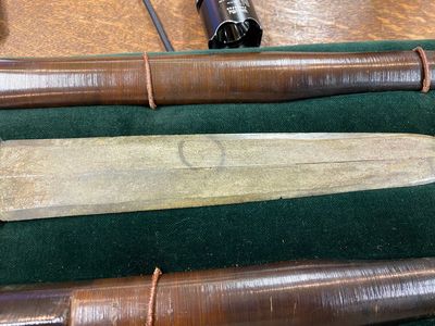 Een Chinese bronzen dolk met een bijhorende houten schede in presentatiekoffer, Han — foto 12
