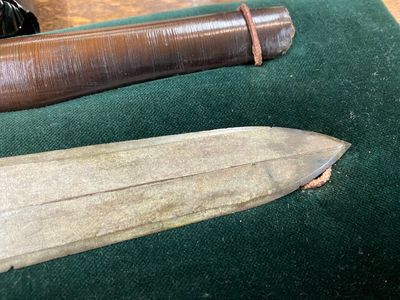 Een Chinese bronzen dolk met een bijhorende houten schede in presentatiekoffer, Han — foto 13
