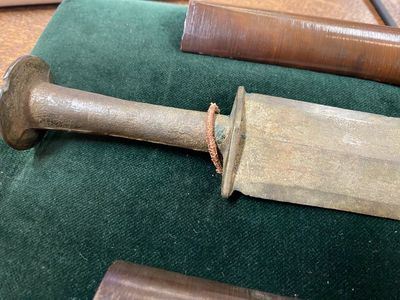 Een Chinese bronzen dolk met een bijhorende houten schede in presentatiekoffer, Han — foto 14