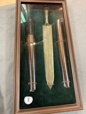 Een Chinese bronzen dolk met een bijhorende houten schede in presentatiekoffer, Han — foto 3