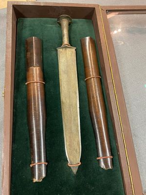 Een Chinese bronzen dolk met een bijhorende houten schede in presentatiekoffer, Han — foto 4