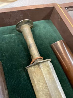 Een Chinese bronzen dolk met een bijhorende houten schede in presentatiekoffer, Han — foto 7