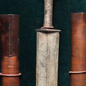 Een Chinese bronzen dolk met een bijhorende houten schede in presentatiekoffer, Han — foto 4