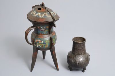 Een Chinese bronzen driepotige vaas en een cloisonné wijnkan van jue-type, 18/19e eeuw