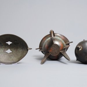 Een Chinese bronzen driepotige vaas en een cloisonné wijnkan van jue-type, 18/19e eeuw — foto 7
