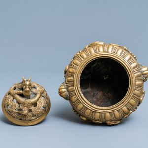 Een Chinese bronzen driepotige wierookbrander met deksel, 19/20e eeuw — foto 6