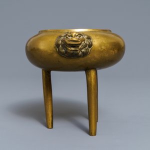 Een Chinese bronzen driepotige wierookbrander met leeuwenkoppen, 19/20e eeuw — foto 2