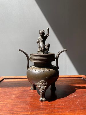 Een Chinese bronzen driepotige wierookbrander met Liu Hai en de pad, Yuan — foto 1