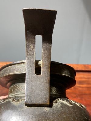 Een Chinese bronzen driepotige wierookbrander met Liu Hai en de pad, Yuan — foto 12