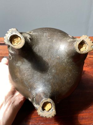 Een Chinese bronzen driepotige wierookbrander met Liu Hai en de pad, Yuan — foto 14