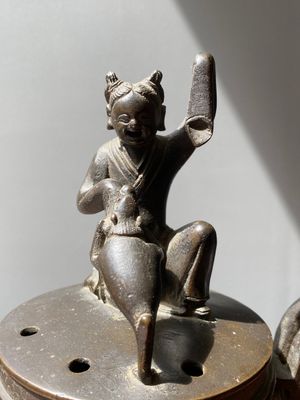 Een Chinese bronzen driepotige wierookbrander met Liu Hai en de pad, Yuan — foto 5