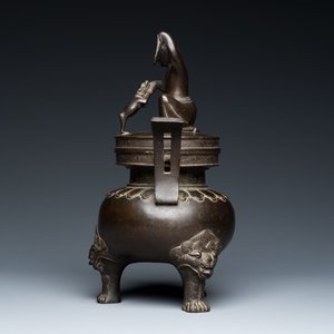 Een Chinese bronzen driepotige wierookbrander met Liu Hai en de pad, Yuan — foto 3