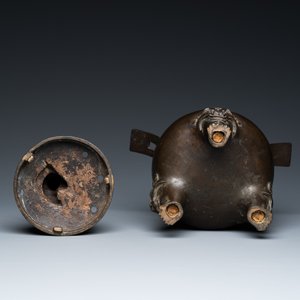 Een Chinese bronzen driepotige wierookbrander met Liu Hai en de pad, Yuan — foto 7