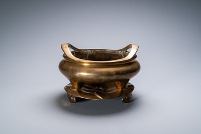 Een Chinese bronzen driepotige wierookbrander op sokkel, Qianlong merk, Qing
