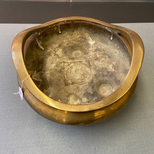 Een Chinese bronzen driepotige wierookbrander op sokkel, Qianlong merk, Qing — foto 11