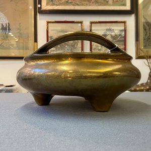 Een Chinese bronzen driepotige wierookbrander op sokkel, Qianlong merk, Qing — foto 13