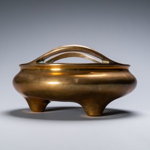 Een Chinese bronzen driepotige wierookbrander op sokkel, Qianlong merk, Qing — foto 4