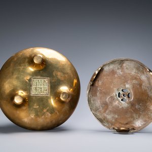 Een Chinese bronzen driepotige wierookbrander op sokkel, Qianlong merk, Qing — foto 8