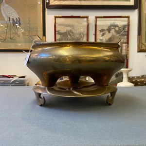 Een Chinese bronzen driepotige wierookbrander op sokkel, Qianlong merk, Qing — foto 10