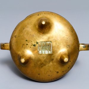 Een Chinese bronzen driepotige wierookbrander, Qianlong merk, 19e eeuw — foto 7