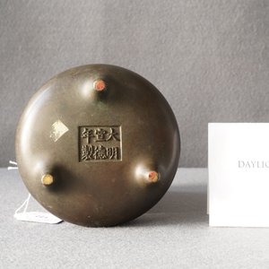 Een Chinese bronzen driepotige wierookbrander, Xuande merk, 17/18e eeuw — foto 11