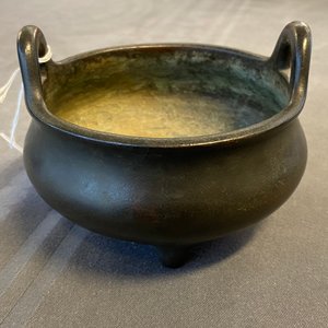 Een Chinese bronzen driepotige wierookbrander, Xuande merk, 17/18e eeuw — foto 14
