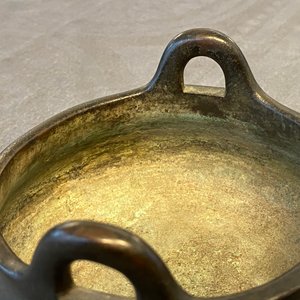 Een Chinese bronzen driepotige wierookbrander, Xuande merk, 17/18e eeuw — foto 16