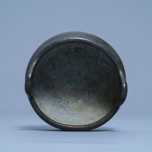 Een Chinese bronzen driepotige wierookbrander, Xuande merk, 17/18e eeuw — foto 6