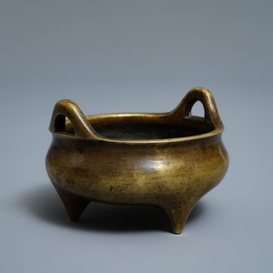 Een Chinese bronzen driepotige wierookbrander, Xuande merk, 18/19 eeuw — foto 1
