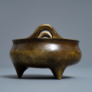 Een Chinese bronzen driepotige wierookbrander, Xuande merk, 18/19 eeuw — foto 5