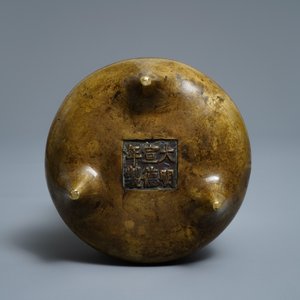 Een Chinese bronzen driepotige wierookbrander, Xuande merk, 18/19 eeuw — foto 7