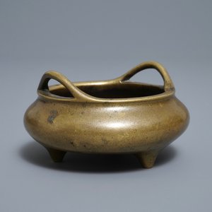 Een Chinese bronzen driepotige wierookbrander, Xuande merk, 18/19e eeuw — foto 1