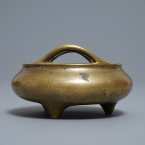 Een Chinese bronzen driepotige wierookbrander, Xuande merk, 18/19e eeuw — foto 3
