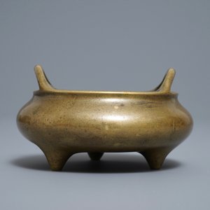Een Chinese bronzen driepotige wierookbrander, Xuande merk, 18/19e eeuw — foto 4
