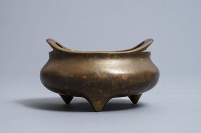 Een Chinese bronzen driepotige wierookbrander, Xuande merk, 18/19e eeuw